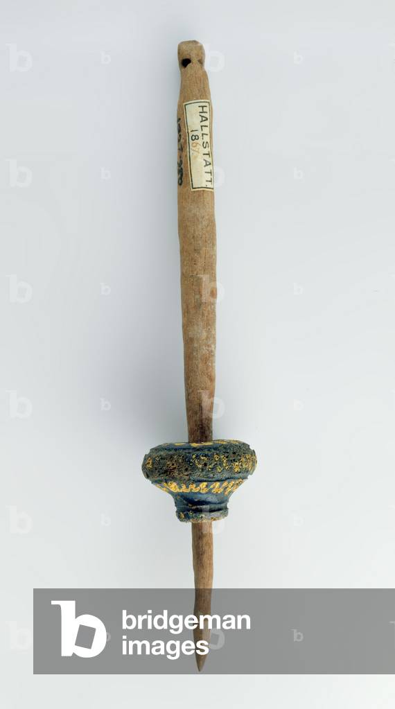 Mandrino con il suo mandrino in legno sopravvissuto, da Hallstatt, Età del Ferro (legno)