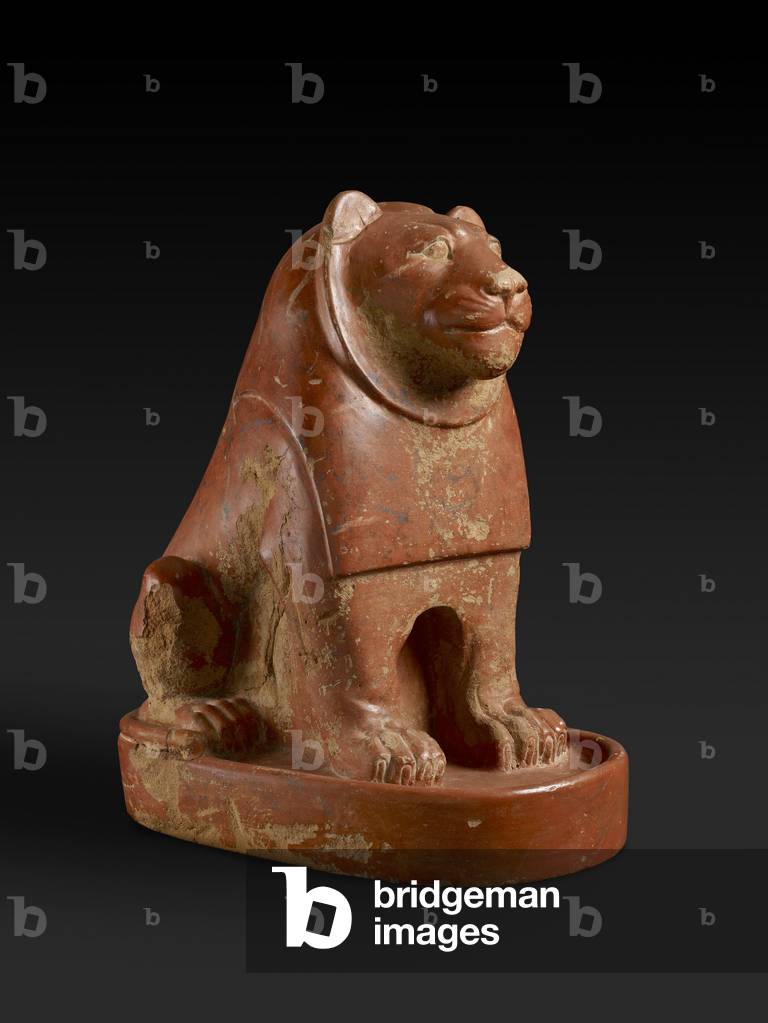 Statuette eines Löwen sitzend auf einem Sockel, aus dem Tempelrevier bei Hierakonpolis, ägyptisch, späte Proto