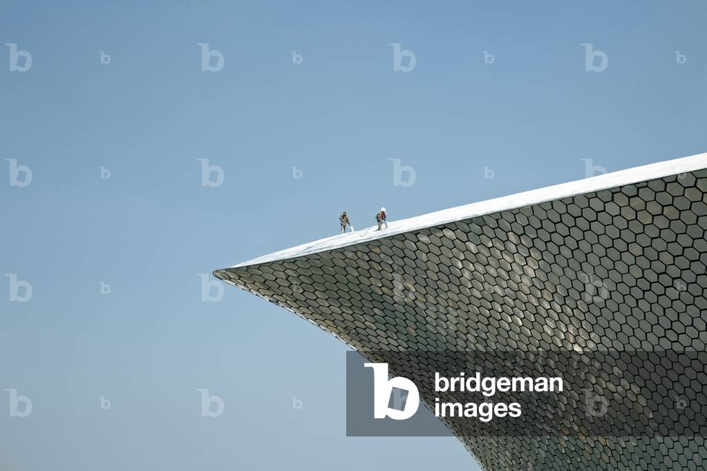 Workmen on roof of Museo Soumaya (Soumaya Museum), Nuevo Polanco, Mexico City, Mexico (photo)