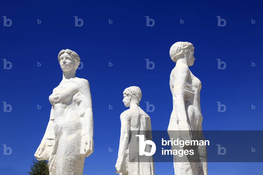 Statues of sisters, Vida, Gumza and Kula, who were daughters of one of the historic rulers of Vidin, Bulgaria (photo)