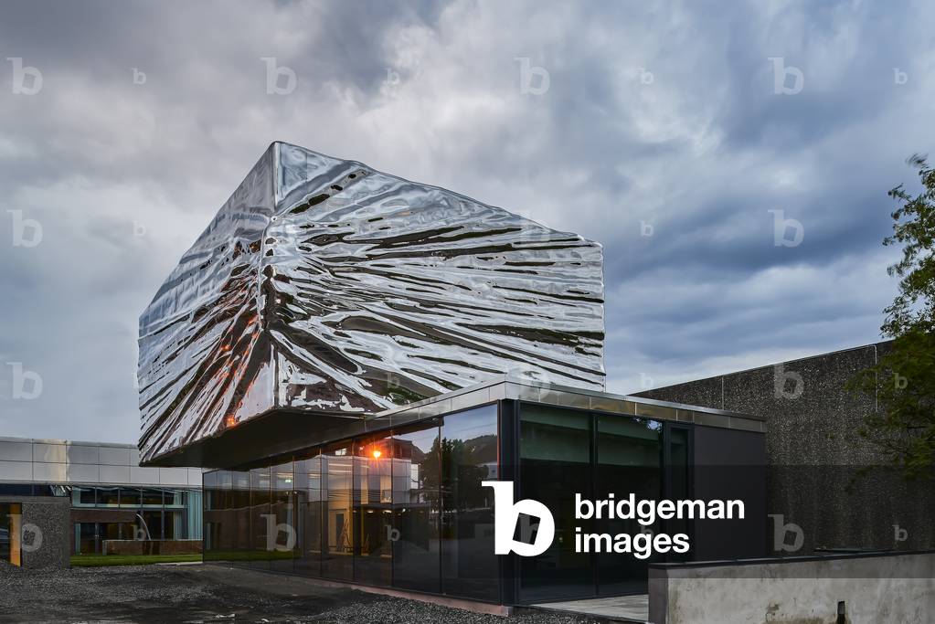 Stainless steel facade of the new extension of the Lillehammer Art Museum and Cinema Expansion, Norway, 2016 (photo)