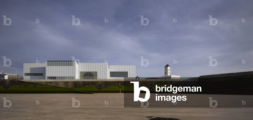 Turner Contemporary from the beach and sea wall, Margate, Kent, UK (photo)