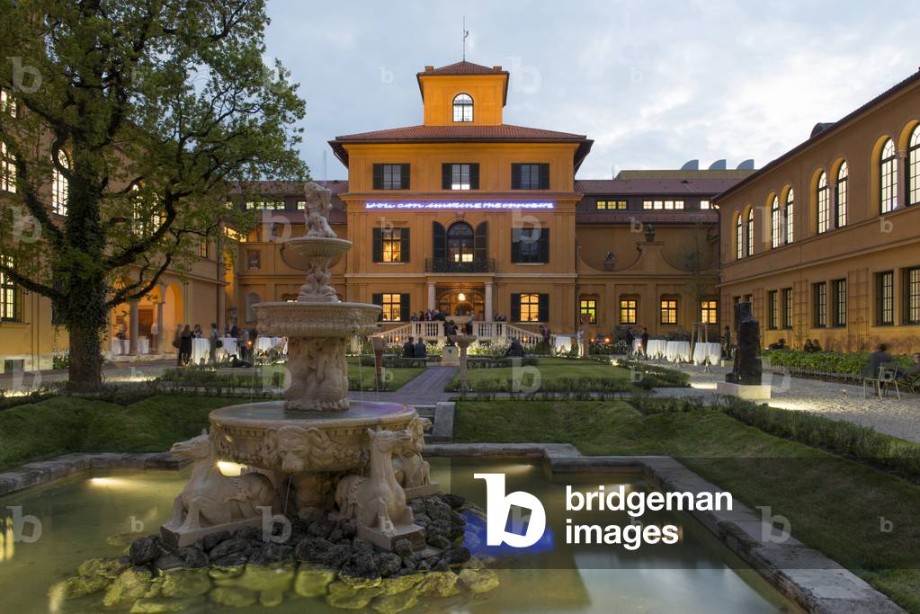 Formal garden and fountain in front of old main entrance, Lenbachhaus, Munich, Germany (photo)