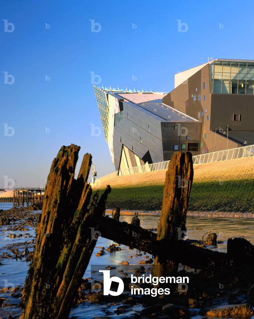 The Deep, view from foreshore at dawn on the River Humber, Hull, UK (photo)