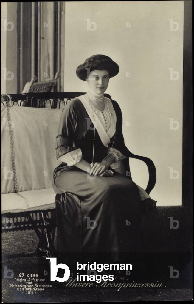 Ak Crown Princess Cecilie of Prussia, seat portrait (b/w photo)