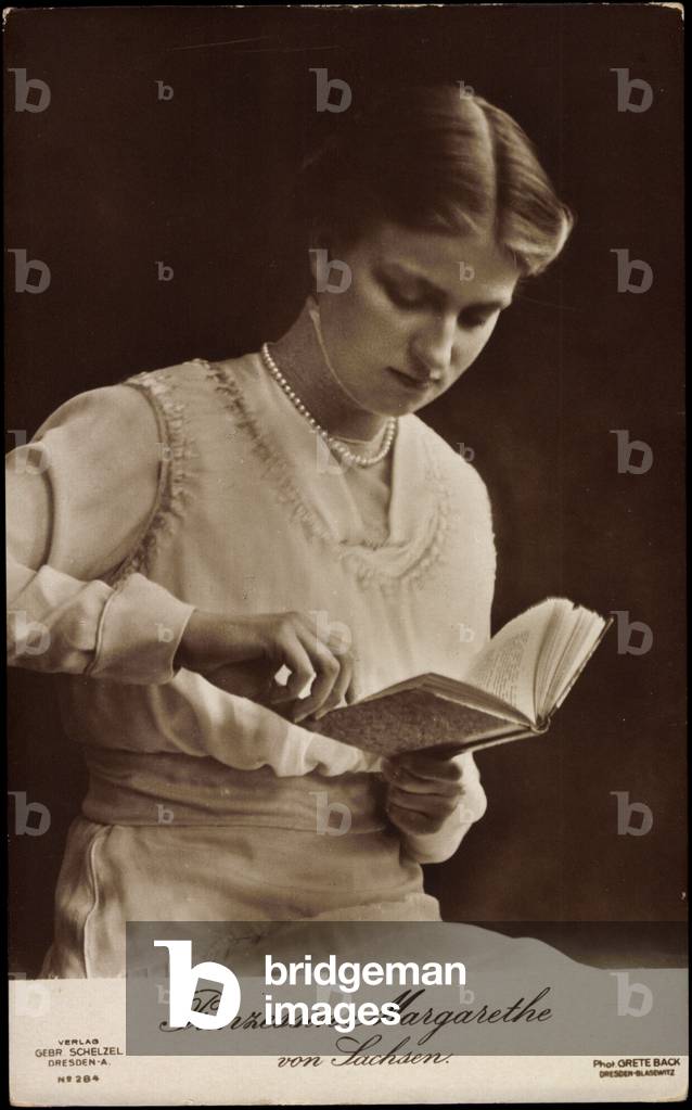 Ak Princess Margarete of Saxony reads a book (b/w photo)