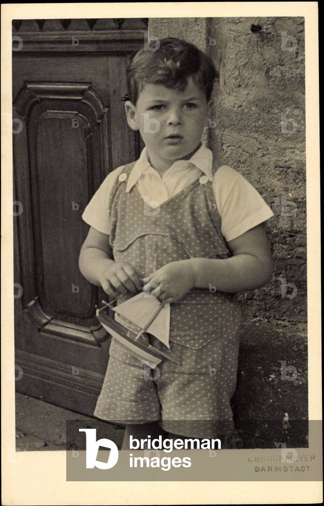 Photo Ak Portrait of Little Prince in Playsuit, Toy Sailing Boat (b/w photo)