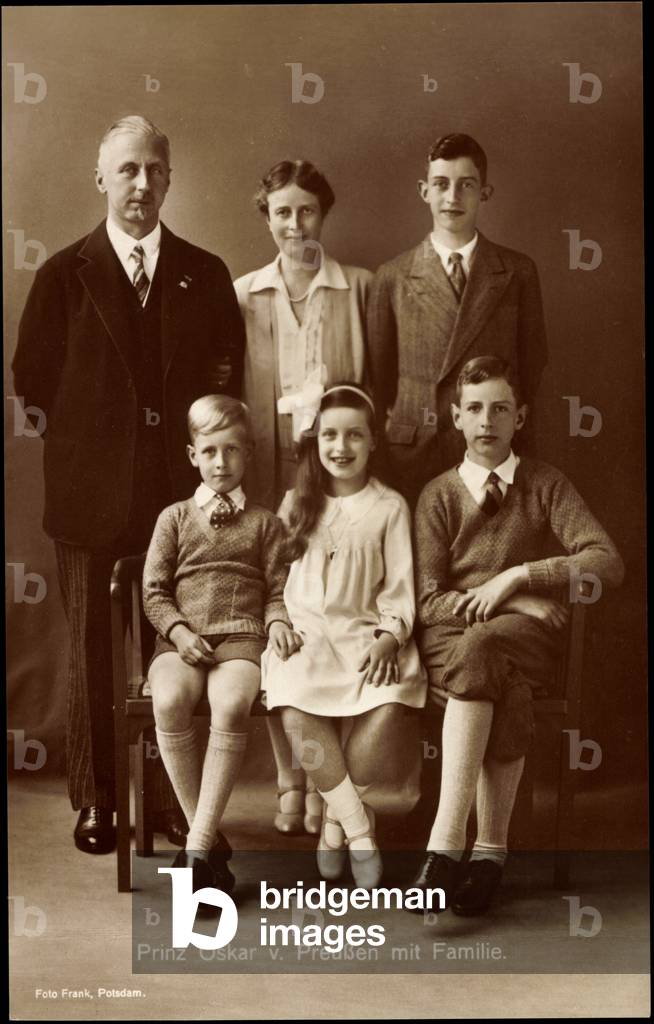 Ak Prince Oskar of Prussia with family, sons and daughter (b/w photo)