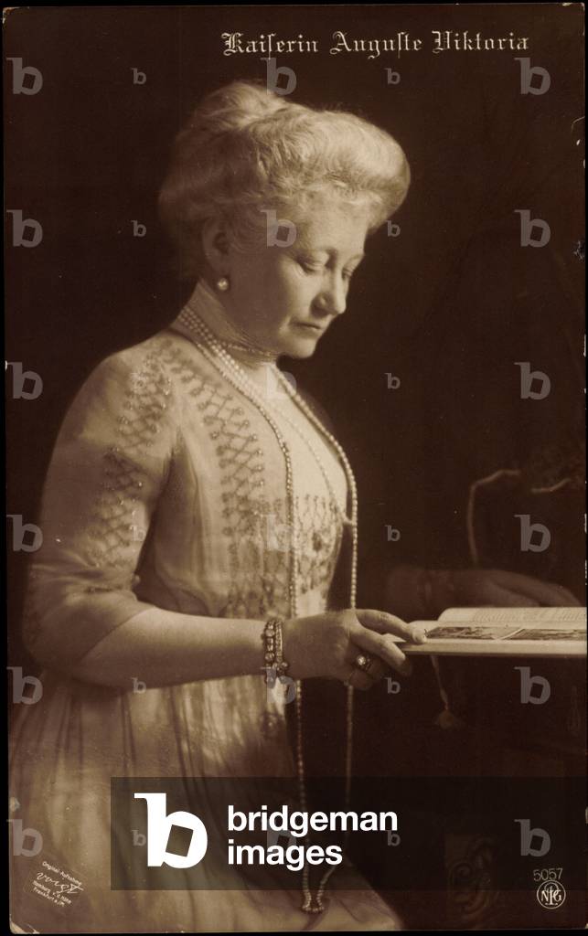 Empress Auguste Viktoria reading, NPG