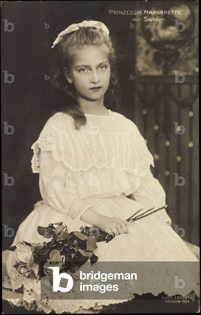 Ak Princess Margaret of Saxony, seat portrait, rose bouquet (b/w photo)