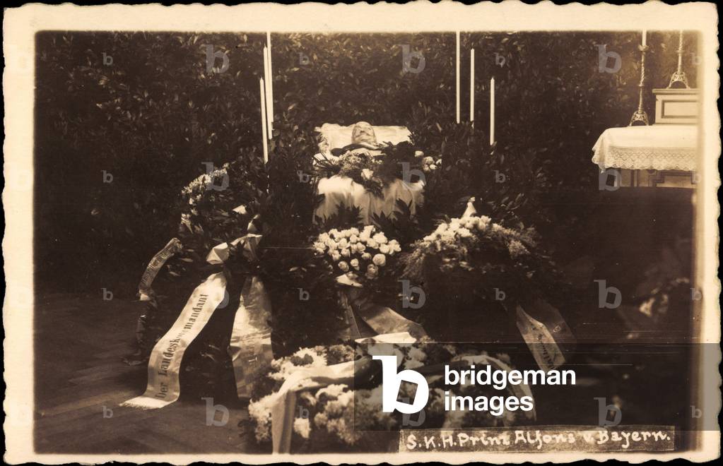 Photo Ak S.K.H. Prince Alfonso of Bavaria and surrounded by wreaths (b/w photo)