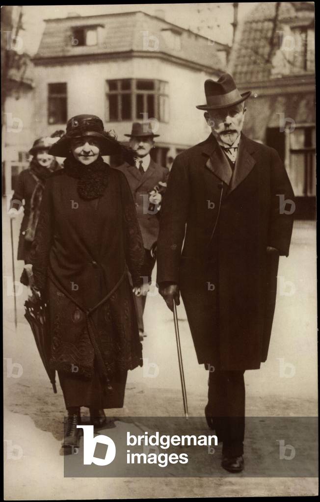 Photo Ak Empress Hermine, Kaiser Wilhelm II, Doorn, Walk (b/w photo)