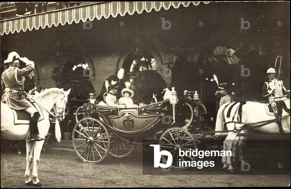 Photo Grand Duchess Viktoria Adelheid, carriage, rider