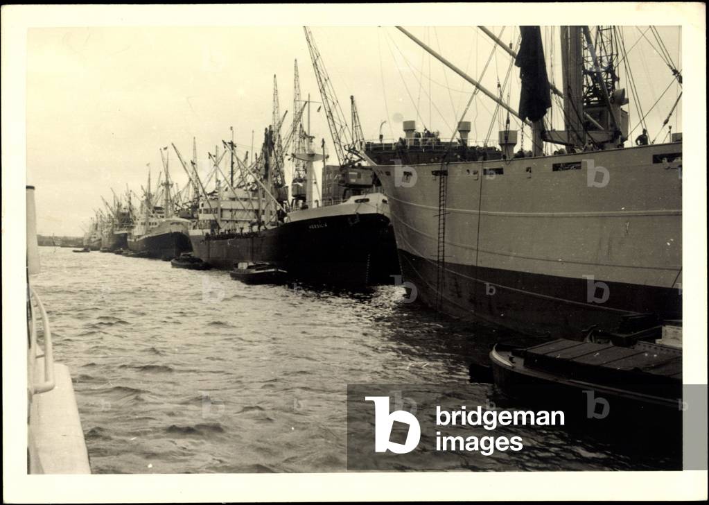 Photo Steamships in the harbour, steamer Hersilia