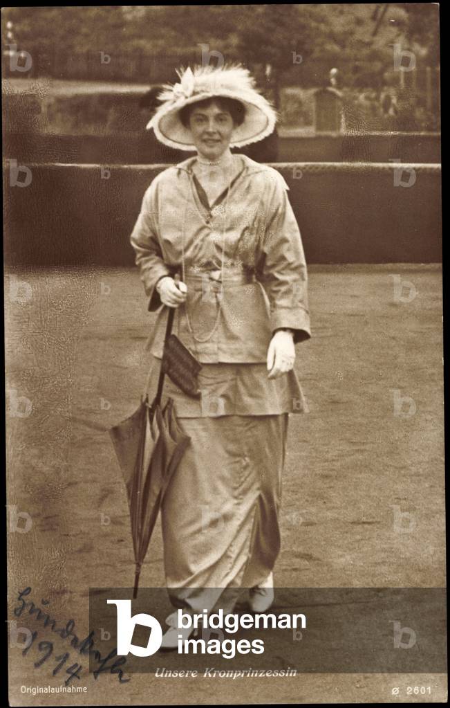 Ak Crown Princess Cecilie of Prussia, walk, umbrella (b/w photo)