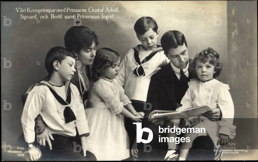 Ak Crown Prince couple with Prince Gustaf Adolf, Sigvard, Bertil, Prinzessin Ingrid (b/w photo)