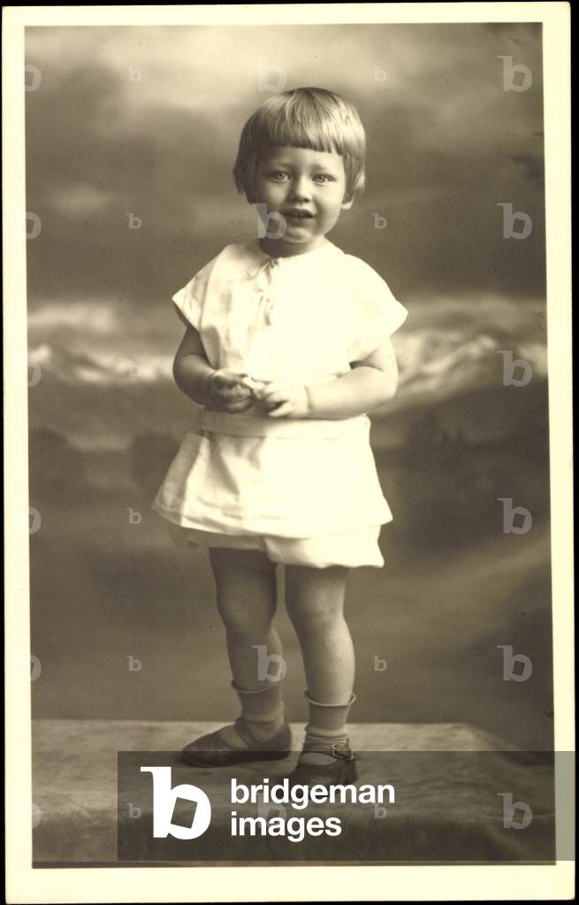 Photo Ak Prince Rasso of Bavaria as a toddler, stand portrait (b/w photo)