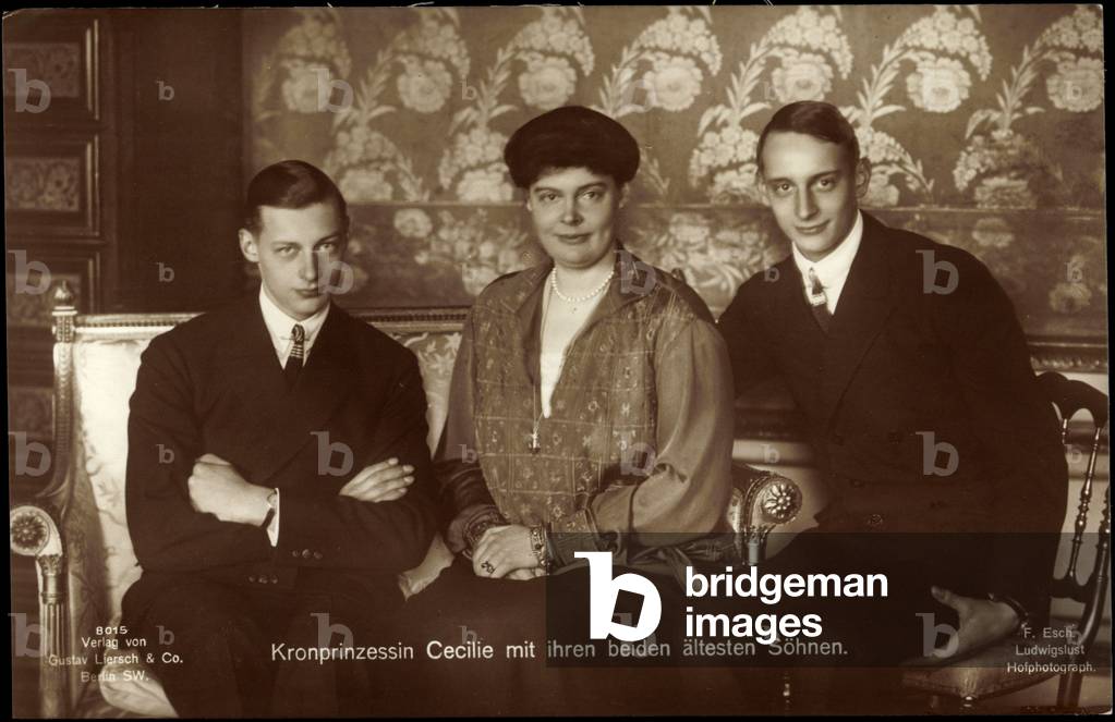 Ak Crown Princess Cecilie with her two oldest sons, Liersch 8015 (b/w photo)