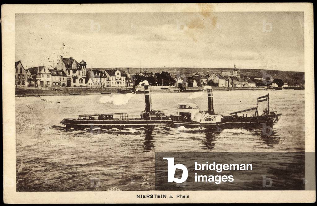 Nierstein am Rhein, view of the village with steamer