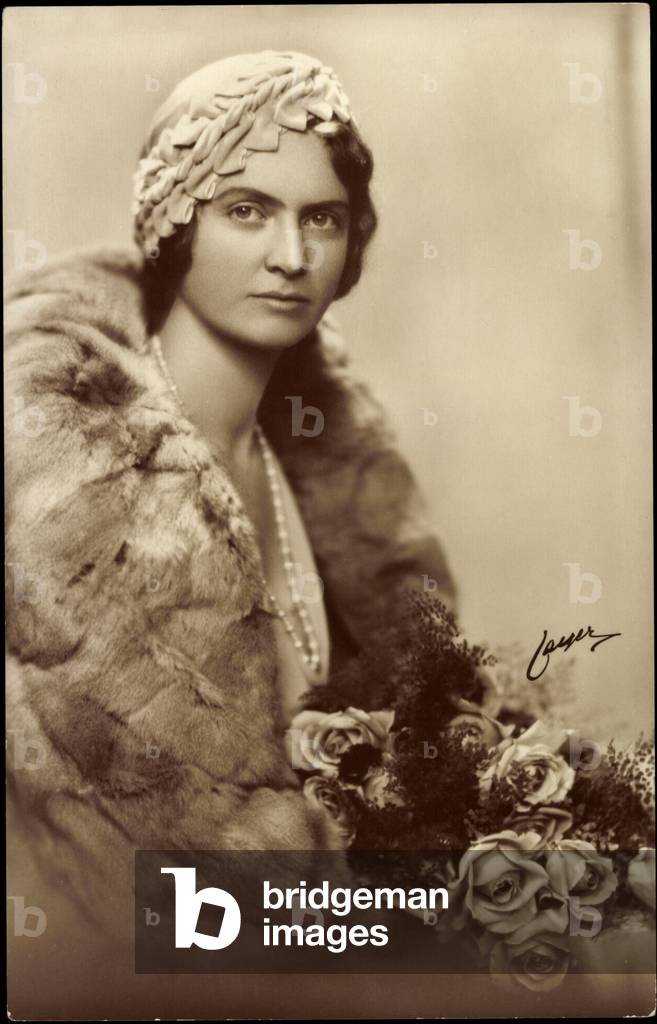 Ak Portrait of Princess Sibylla, fur coat, hat, rose casing (b/w photo)