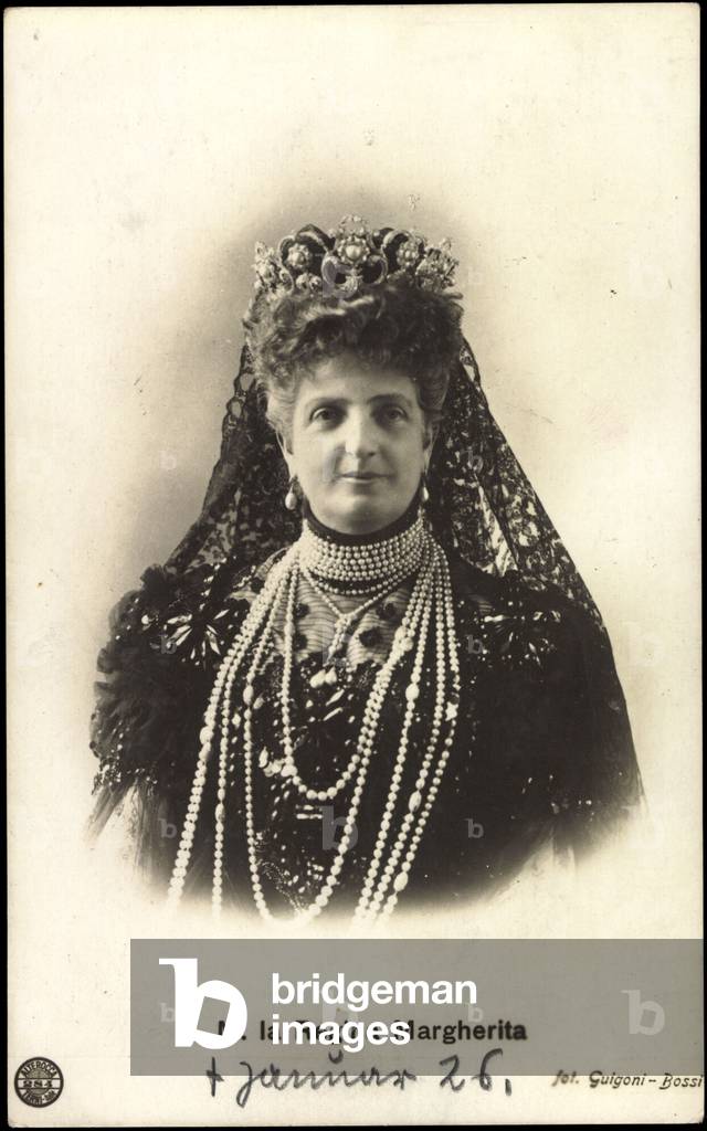 Ak S.M. la Regina Margherita d'Italia, pearl chains, veil, crown (b/w photo)