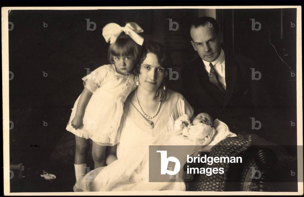 Photo Ak Prince Konrad of Bavaria with family, Bona Margherita (b/w photo)