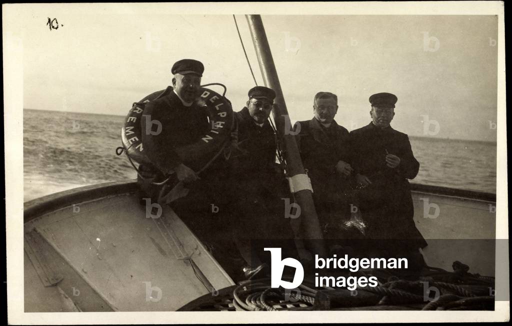 Photo view of the crew of the dolphin Bremen