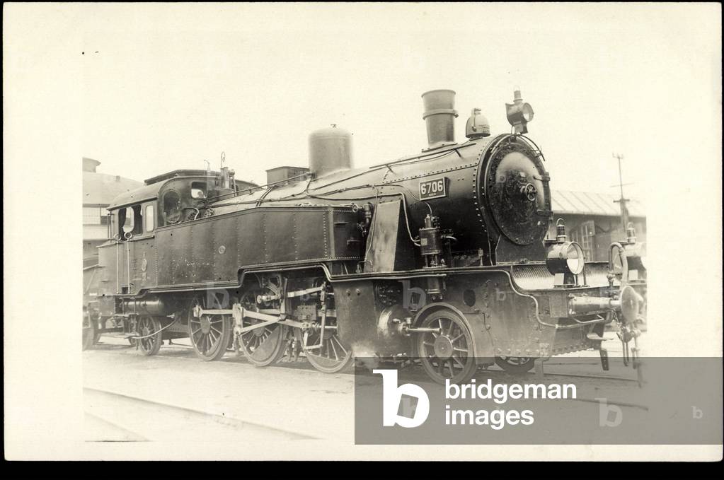 Photo German steam locomotive 6706 at the train station