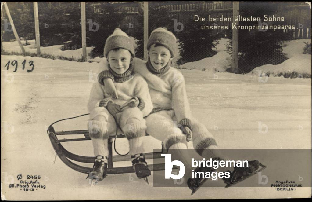 Ak Prince Wilhelm with Prince Louis Ferdinand on the sleigh (b/w photo)
