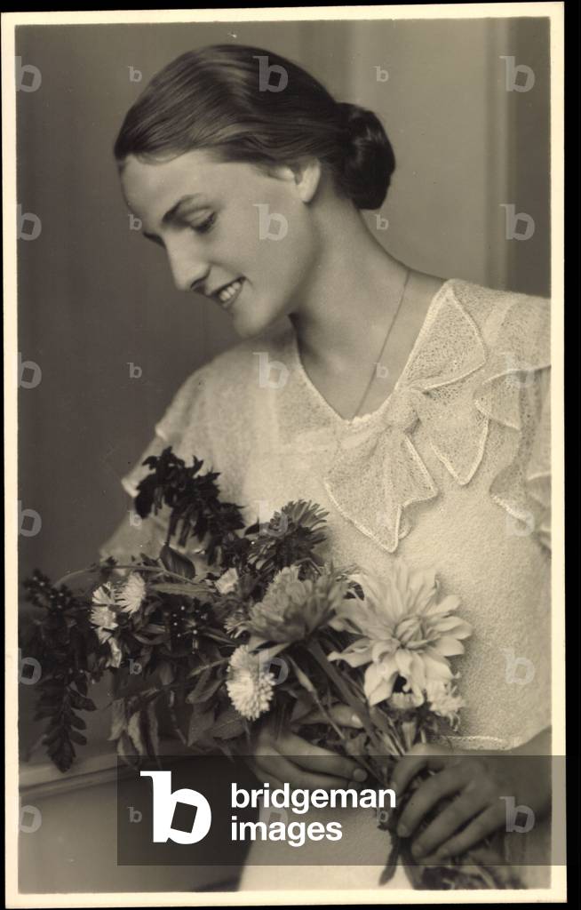 Photo Ak Princess Eleonore of Bavaria, Portrait, Bouquet of flowers (b/w photo)