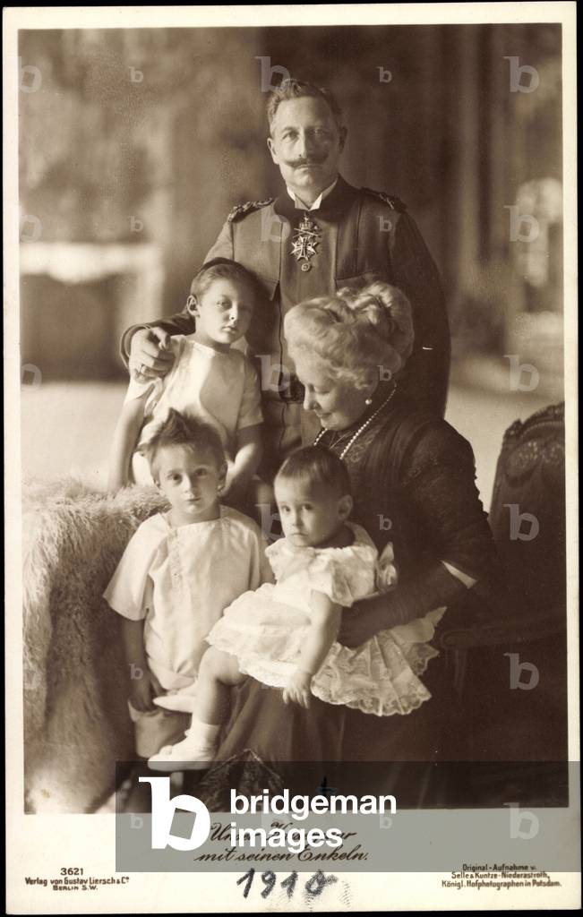 Ak The Kaiserpaar with his grandchildren, Wilhelm II, Auguste Viktoria, Liersch 3621 (b/w photo)