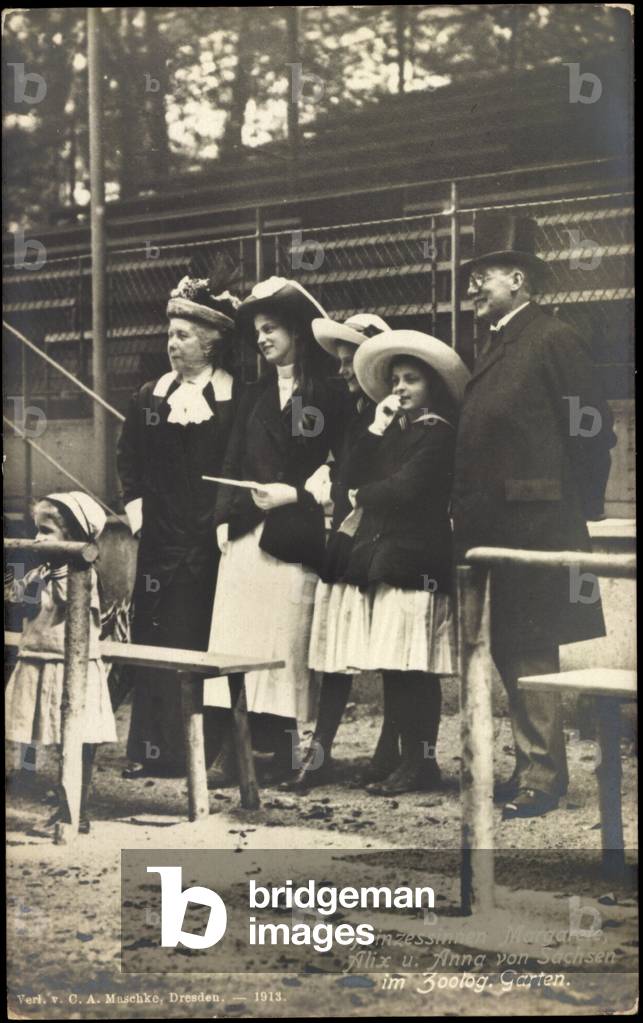 Photo Princesses Margarete, Alix and Anna of Saxony in the zoo