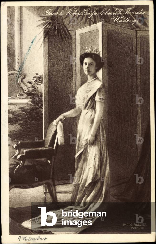 Ak Countess Elisabeth Franziska Waldberg in front of a paravan (b/w photo)