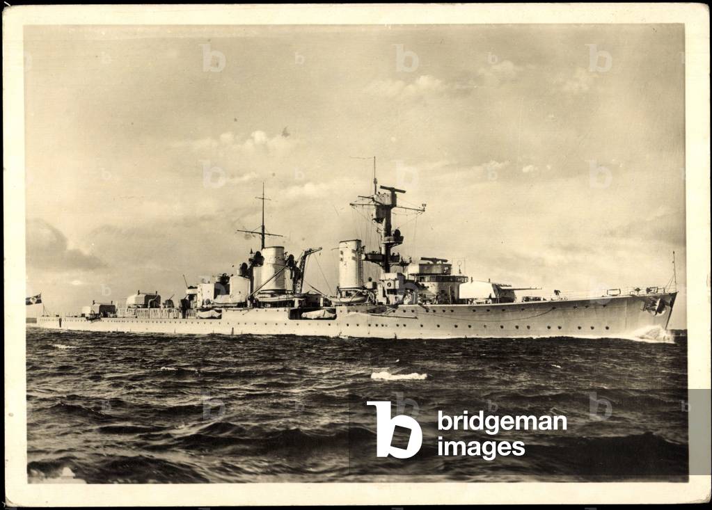 Light cruiser, German warship in motion