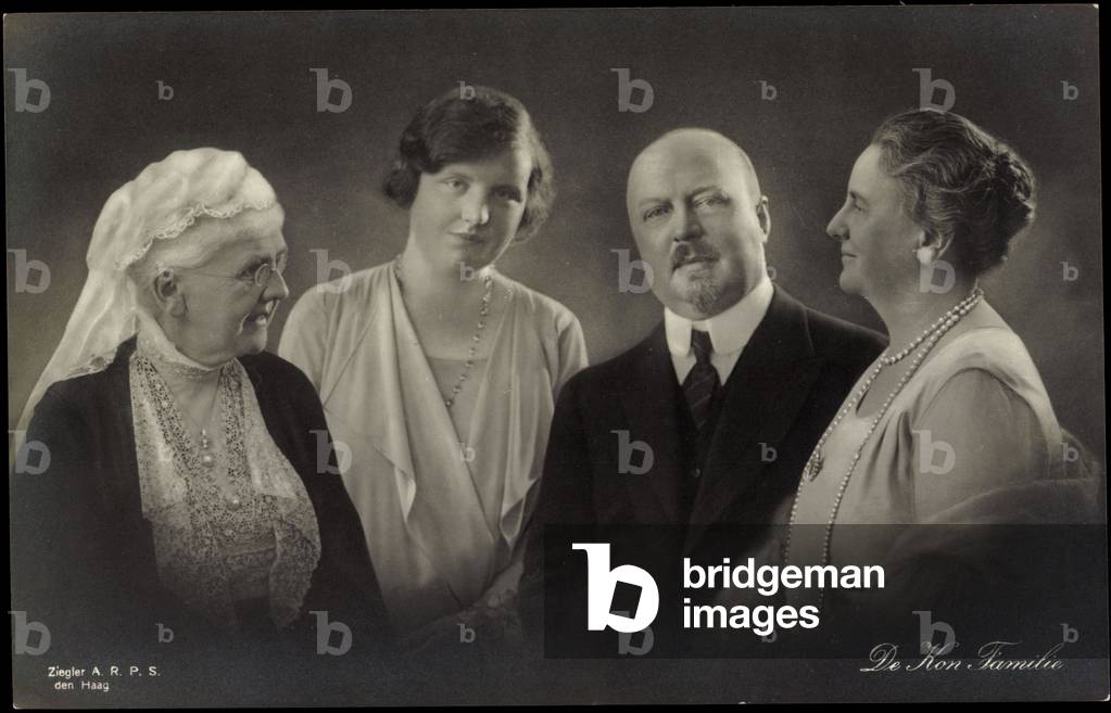 Ak De Koninklijke Familie, Emma, Juliana, Hendrik, Wilhelmina, The Netherlands (b/w photo)