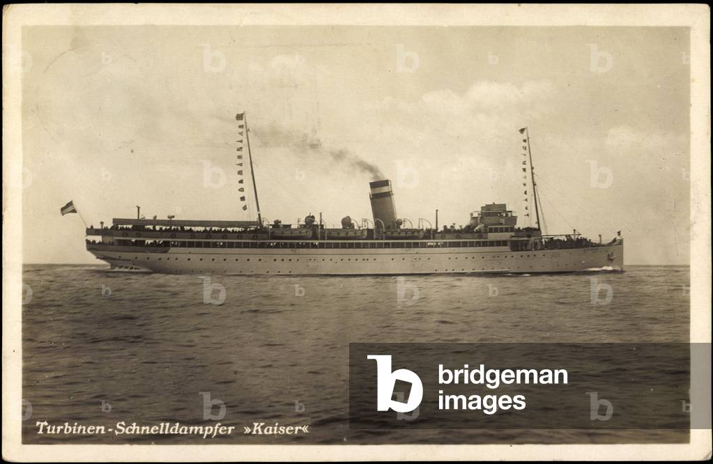 Turbines fast steamer Kaiser in motion, flags