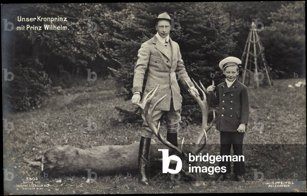Ak Crown Prince Wilhelm with his son Prince Wilhelm, Hunting, Liersch 3902 (b/w photo)