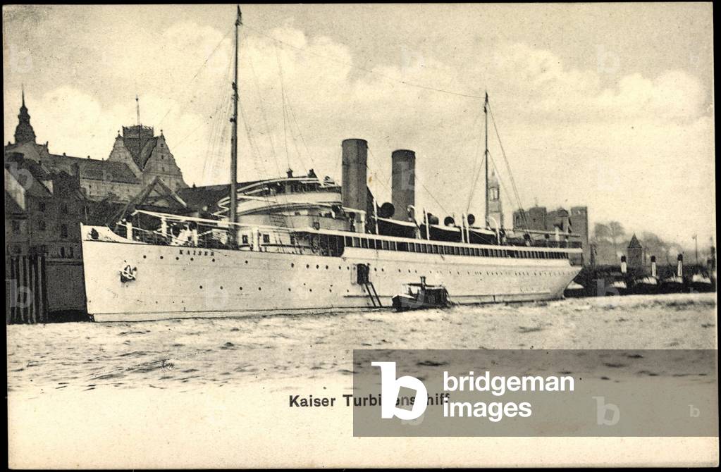 Turbine ship Emperor of HAPAG in a port