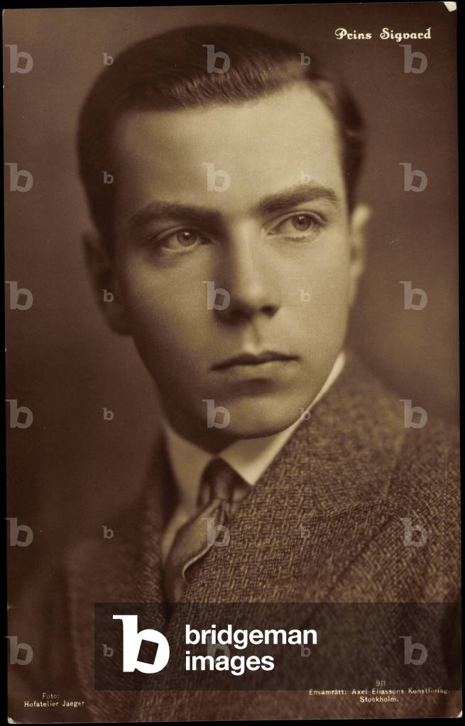 Ak Portrait of Prince Sigvard in suit, (b/w photo); Sigvard Oscar Fredrik Bernadotte Graf von Wisborg, designer, illustrator