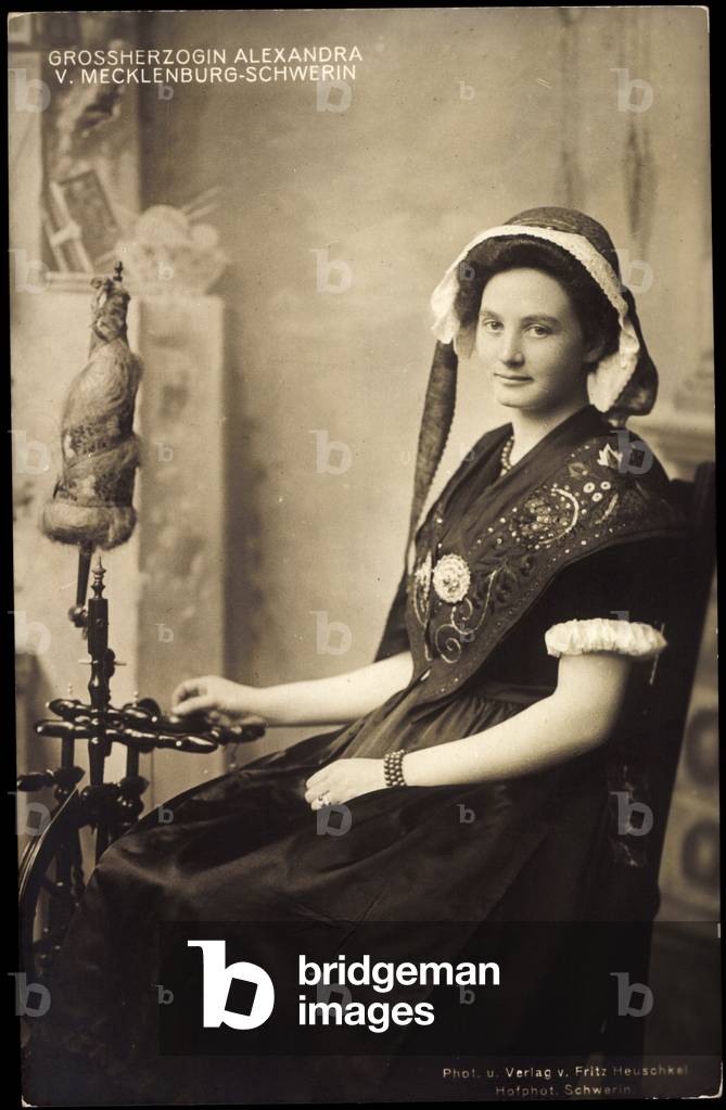Ak Grand Duchess Alexandra von Mecklenburg Schwerin, Spinnrad, Folk costume (b/w photo)