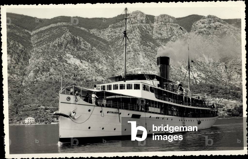 Photo Steamer Kumanovo on the coast, Mountains