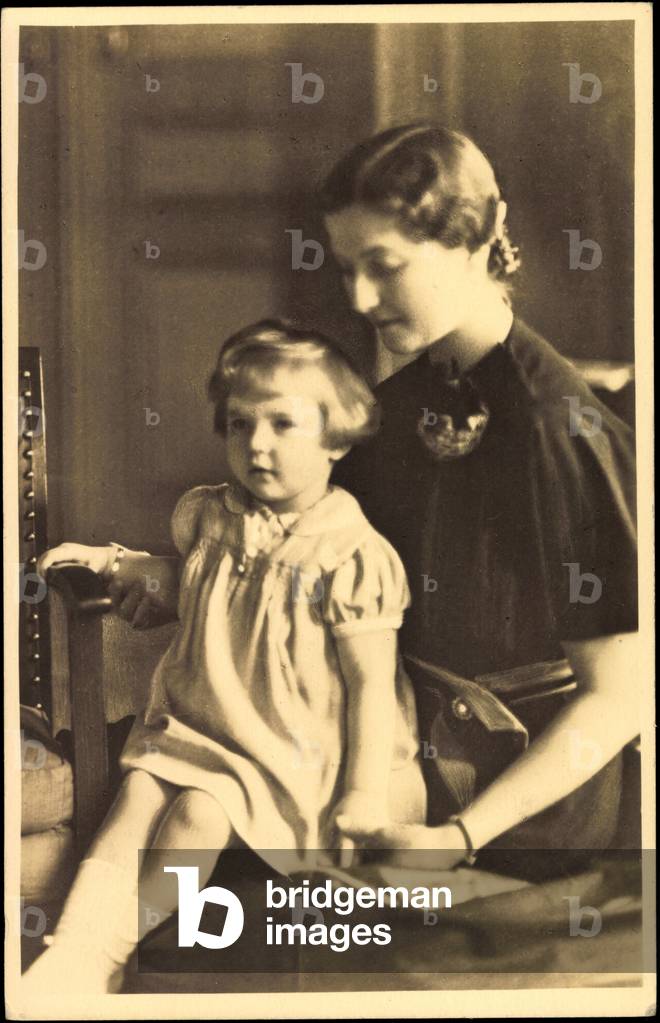 Photo Ak Princess Maria Isabella d'Orleans Montpensier with Child (b/w photo)