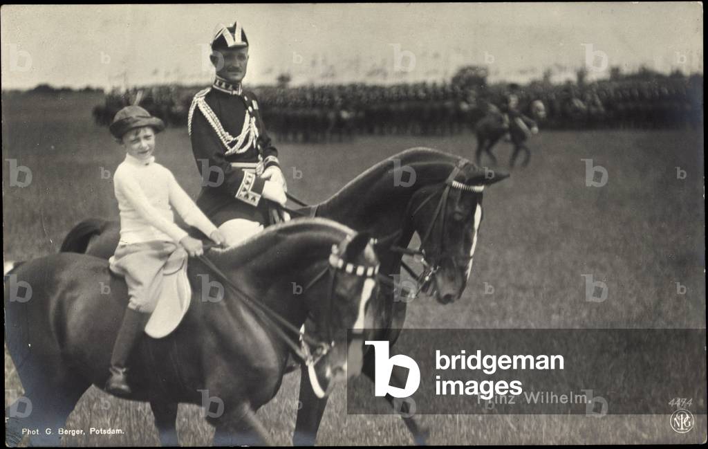 Ak Crown Prince Wilhelm with his son Prince Wilhelm, NPG 4474 (b/w photo)