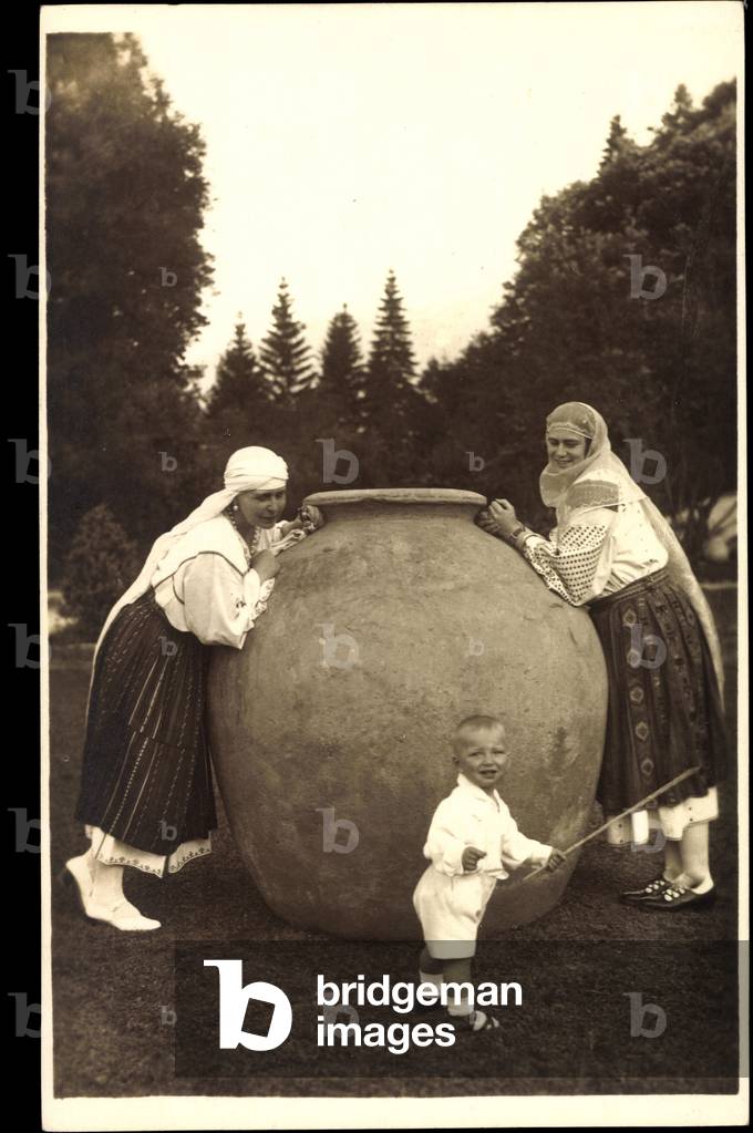 Ak Princess Ileana with her mother of Romania, clay pot (b/w photo)