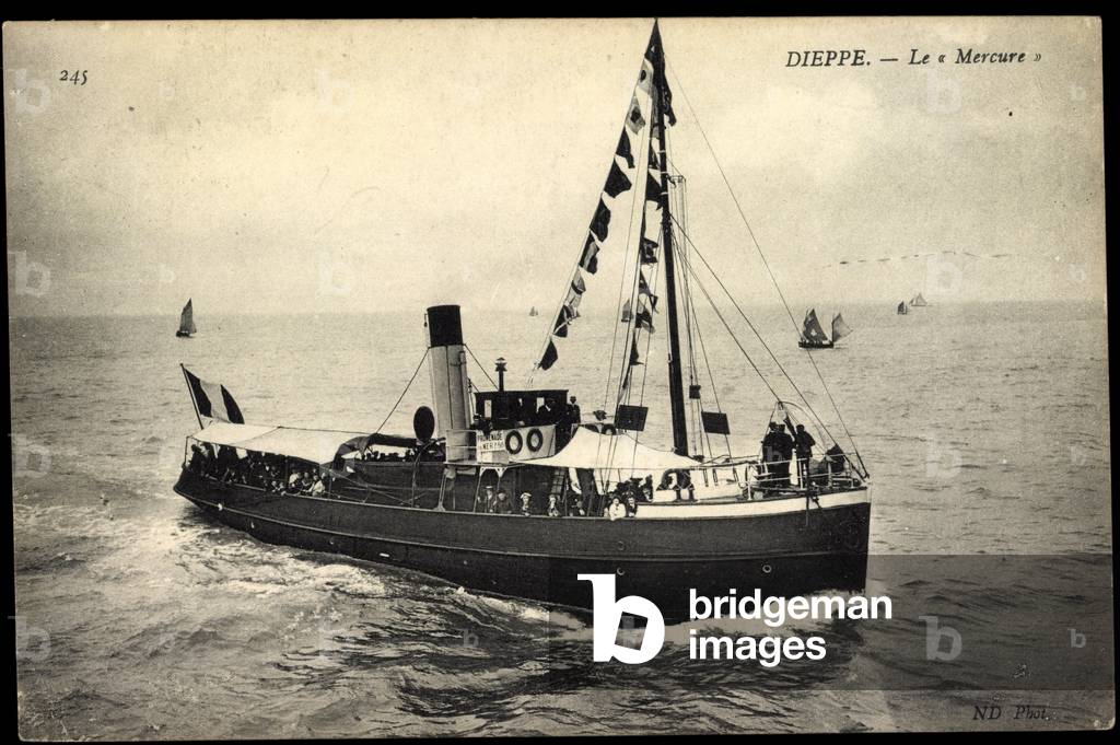 Dieppe, ferry Le Mercure, passengers, flags