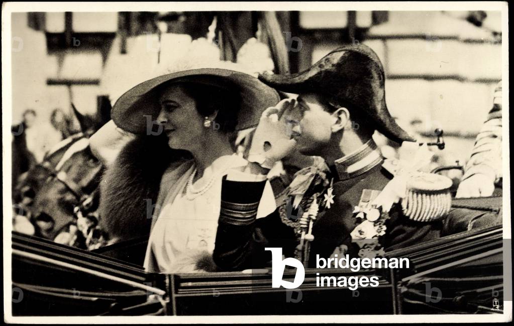 Ak T.R.H. The Duke of Duchess of Kent in the Silver Jubilee procession  (b/w photo)
