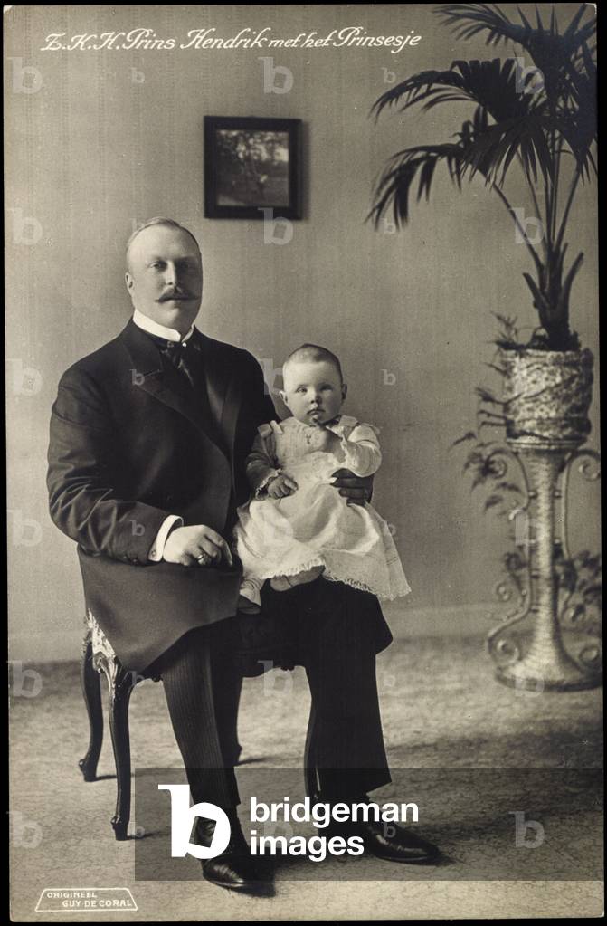 Ak Z.K.H. Prins Hendrik met het Prinsesje, King Hendrik with Juliana, Netherlands (b/w photo)