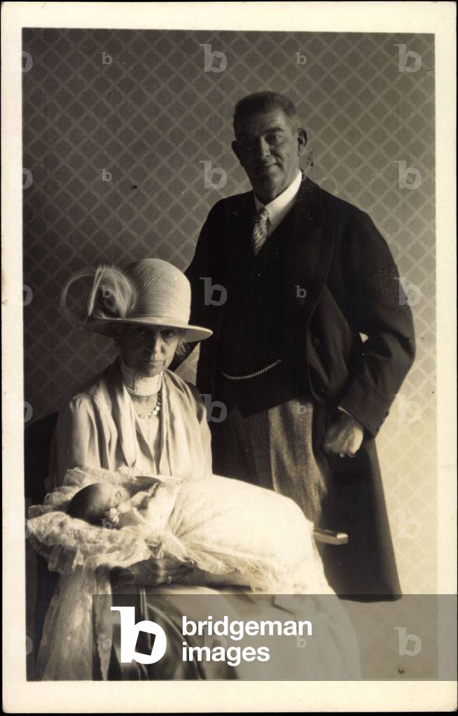 Photo Ak Prinzessin Adelgunde with Wilhelm von Hohenzollern, grandson (b/w photo)