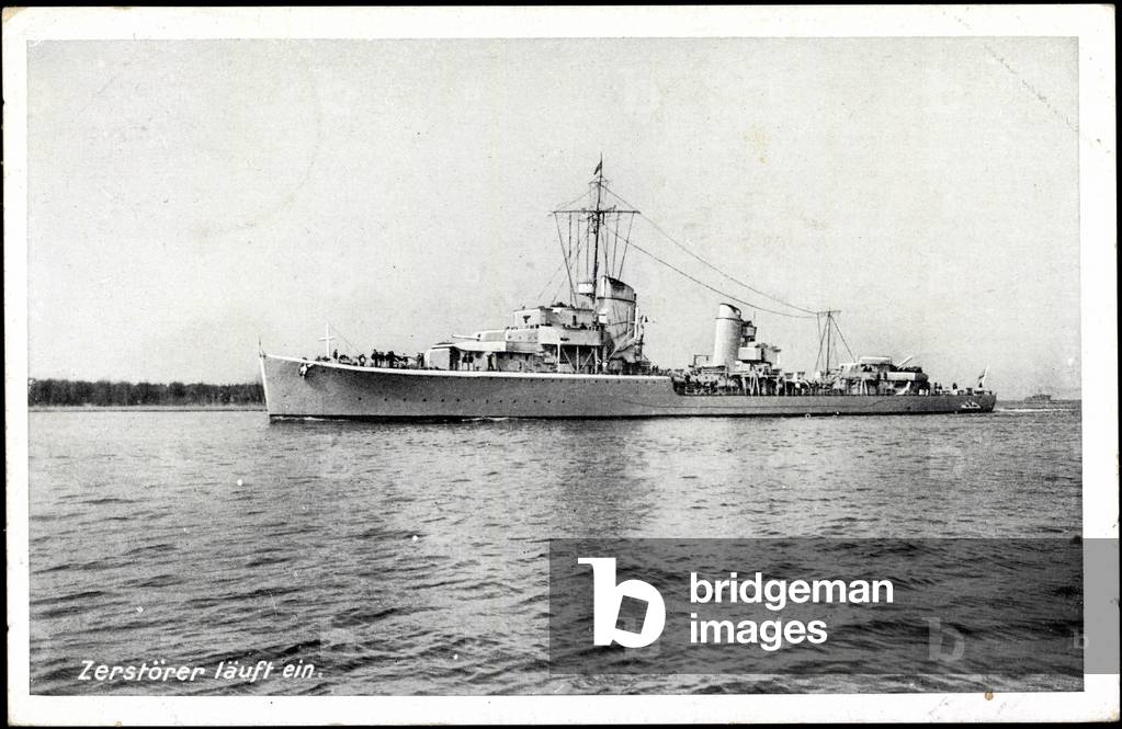 German warship, destroyer coming in