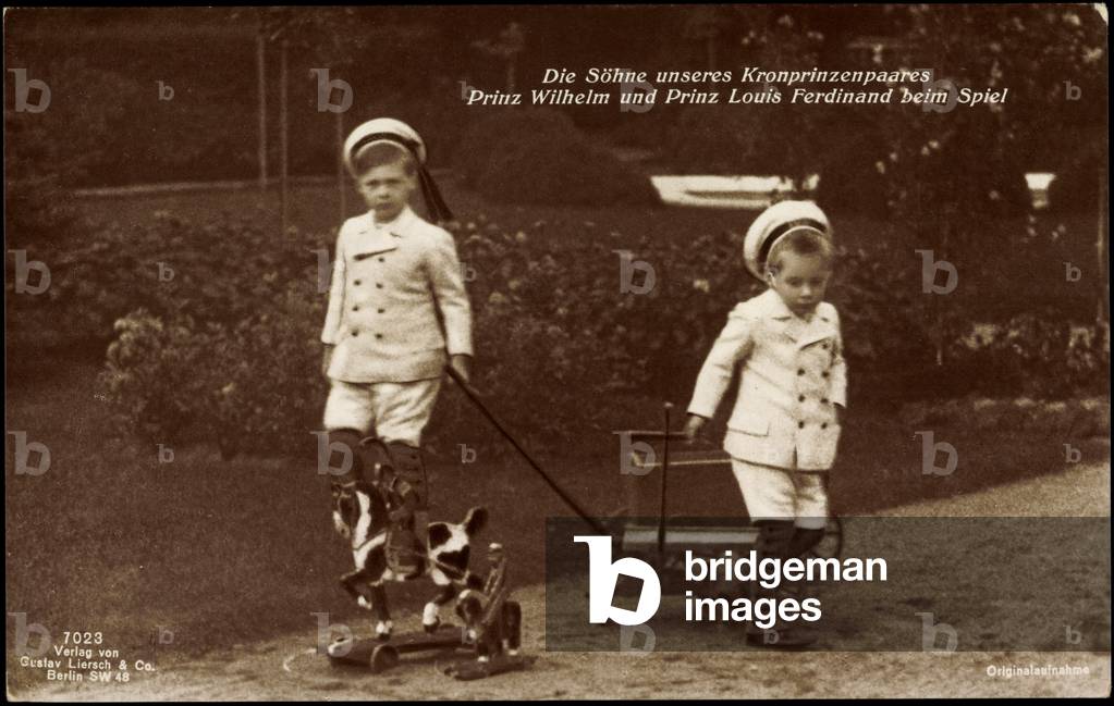 Ak Prince Wilhelm with Prince Louis Ferdinand in sailor uniform while playing (b/w photo)